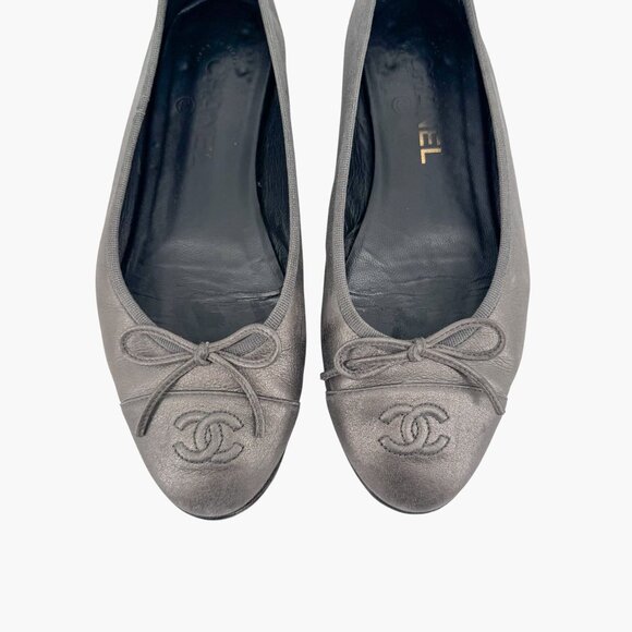 Chanel CC Cap Toe Ballet Flats Grey Silver Leather Size 38 US 7–7.5 Women - Picture 3 of 15